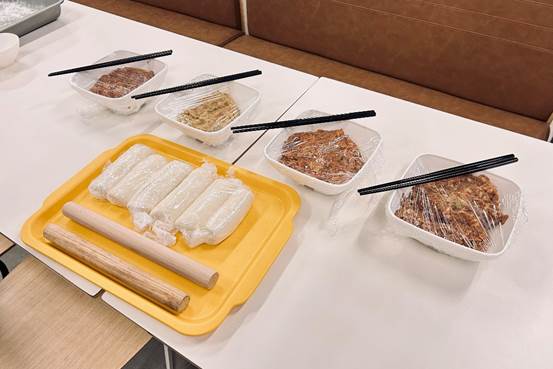 桌子上的食物和餐具描述已自动生成 桌子上的食物和餐具描述已自动生成